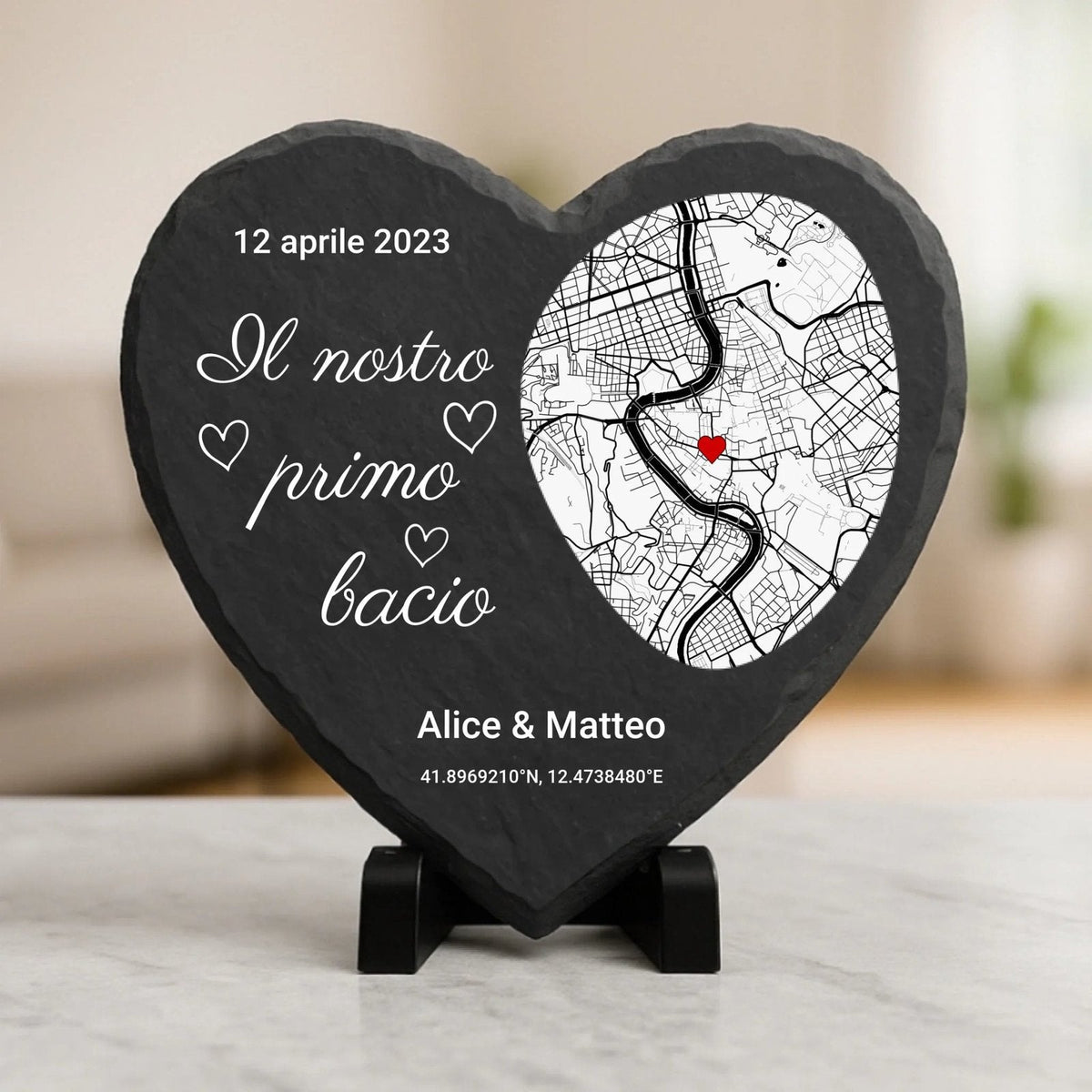 situation — Cuore in Ardesia Personalizzato «Il Nostro Primo Bacio» – Mappa, Data, Nomi e Coordinate GPS (20×20 cm)
