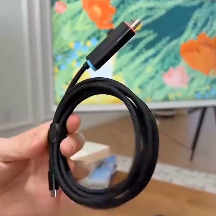 Cavo USB-C HDMI — câble tenu en main, coiled