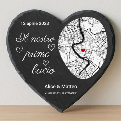 situation — Cuore in Ardesia Personalizzato «Il Nostro Primo Bacio» – Mappa, Data, Nomi e Coordinate GPS (20×20 cm)