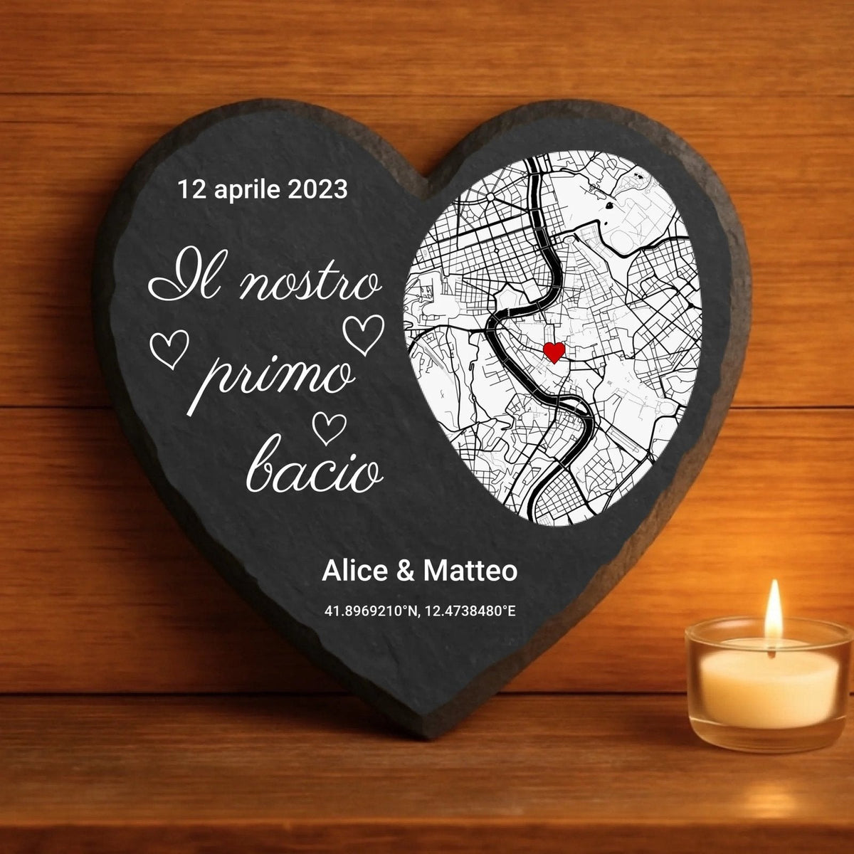 situation — Cuore in Ardesia Personalizzato «Il Nostro Primo Bacio» – Mappa, Data, Nomi e Coordinate GPS (20×20 cm)