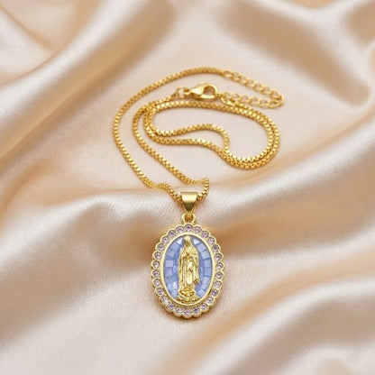 packshot — Collana Madonna di Guadalupe – Medaglione Dorato con Zirconi e Confezione Regalo