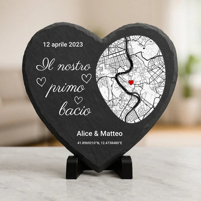 situation — Cuore in Ardesia Personalizzato «Il Nostro Primo Bacio» – Mappa, Data, Nomi e Coordinate GPS (20×20 cm)