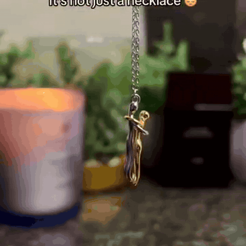 gif — Collana Abbraccio Infinito – Due Figure Strette in un Abbraccio