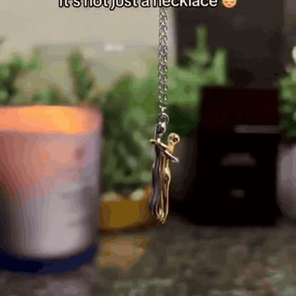gif — Collana Abbraccio Infinito – Due Figure Strette in un Abbraccio