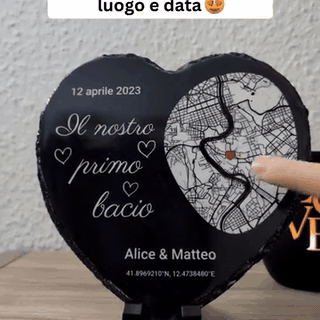 gif — Cuore in Ardesia Personalizzato «Il Nostro Primo Bacio» – Mappa, Data, Nomi e Coordinate GPS (20×20 cm)