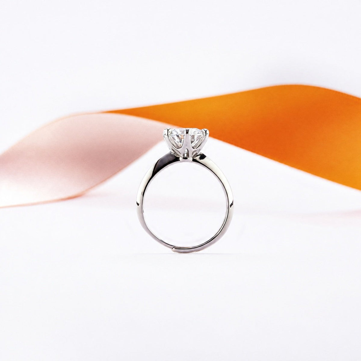 situation — Solitario Lucenta™ – Anello in Moissanite Taglio Brillante, Regolabile
