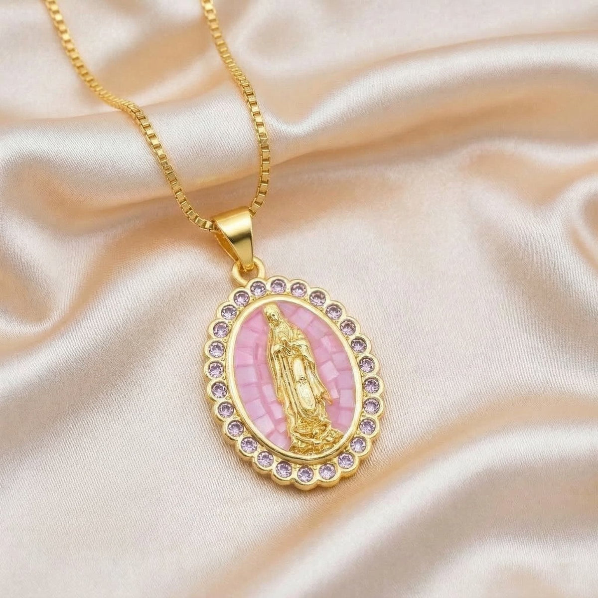 couleur Rosa — Collana Madonna di Guadalupe – Medaglione Dorato con Zirconi e Confezione Regalo