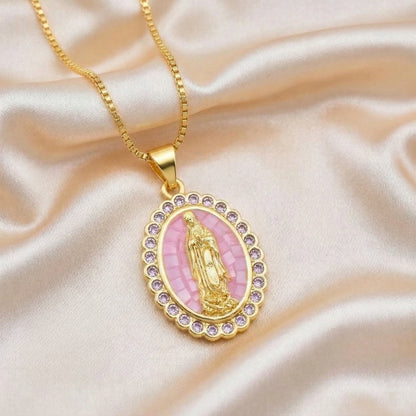 couleur Rosa — Collana Madonna di Guadalupe – Medaglione Dorato con Zirconi e Confezione Regalo