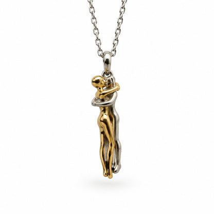 packshot — Collana Abbraccio Infinito – Due Figure Strette in un Abbraccio