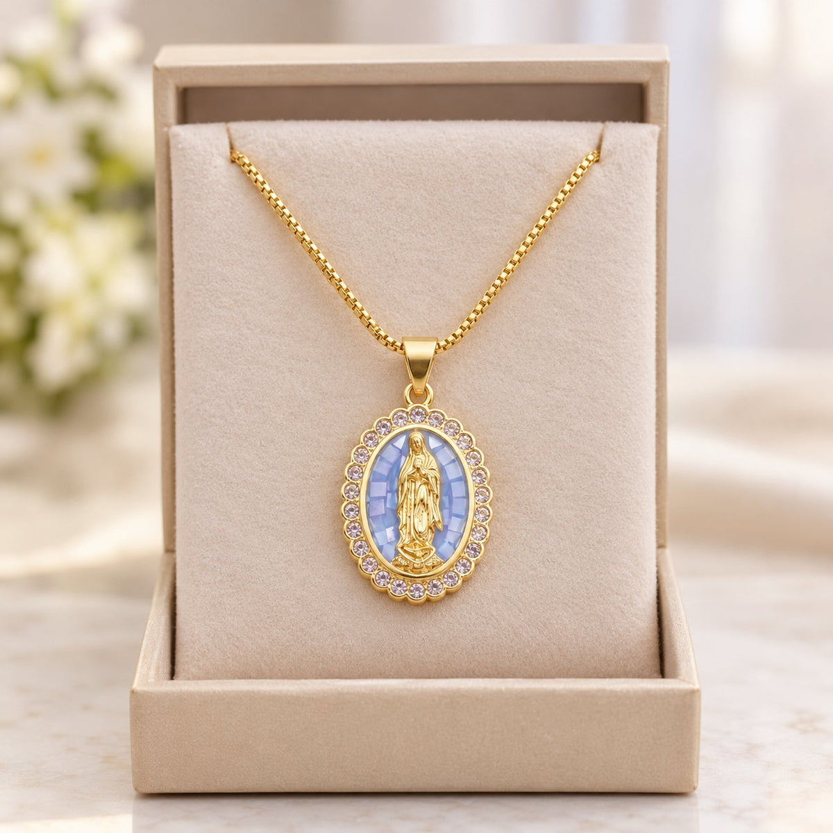 situation — Collana Madonna di Guadalupe – Medaglione Dorato con Zirconi e Confezione Regalo