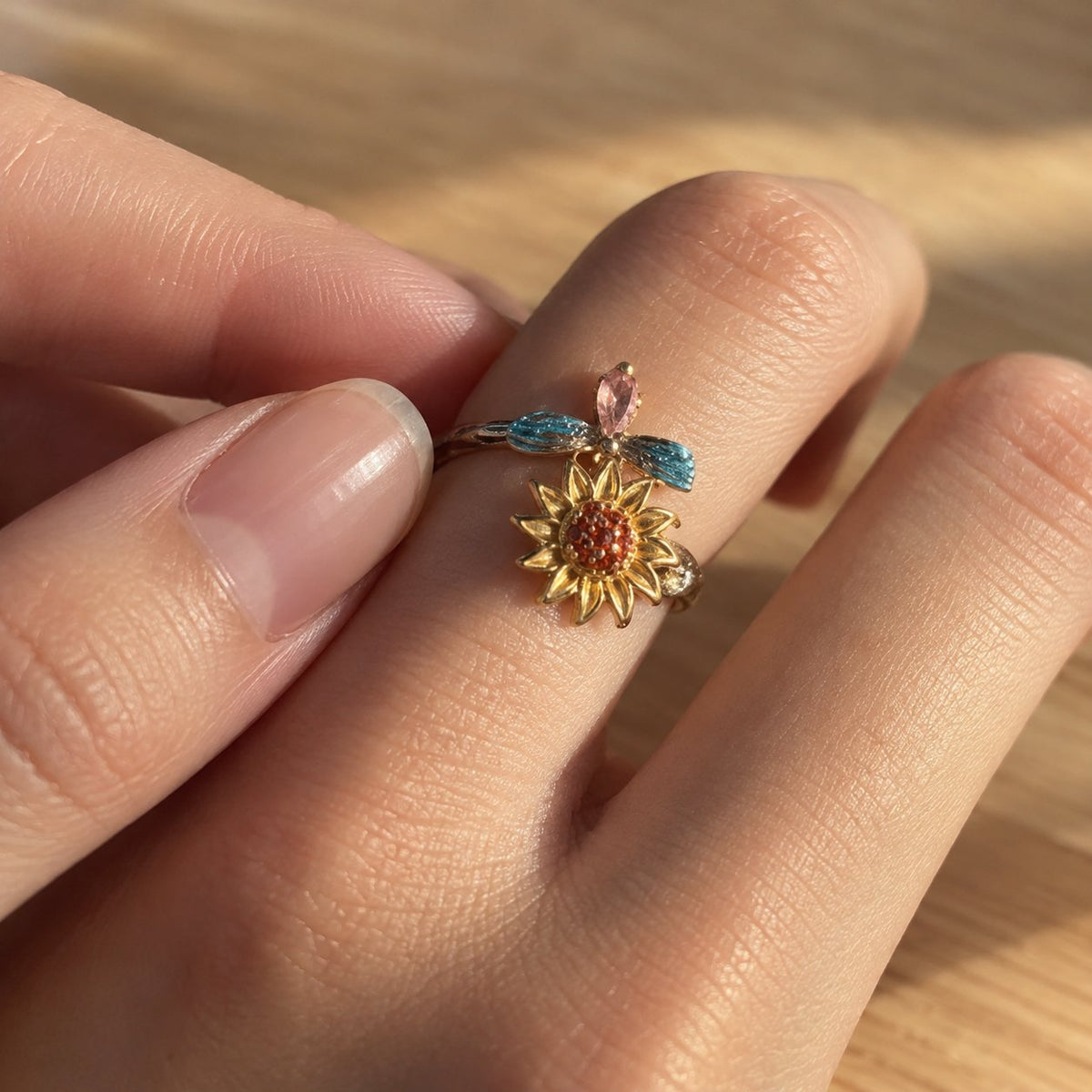 packshot — Anello Girasole con Ape Girevole – Taglia Unica Regolabile