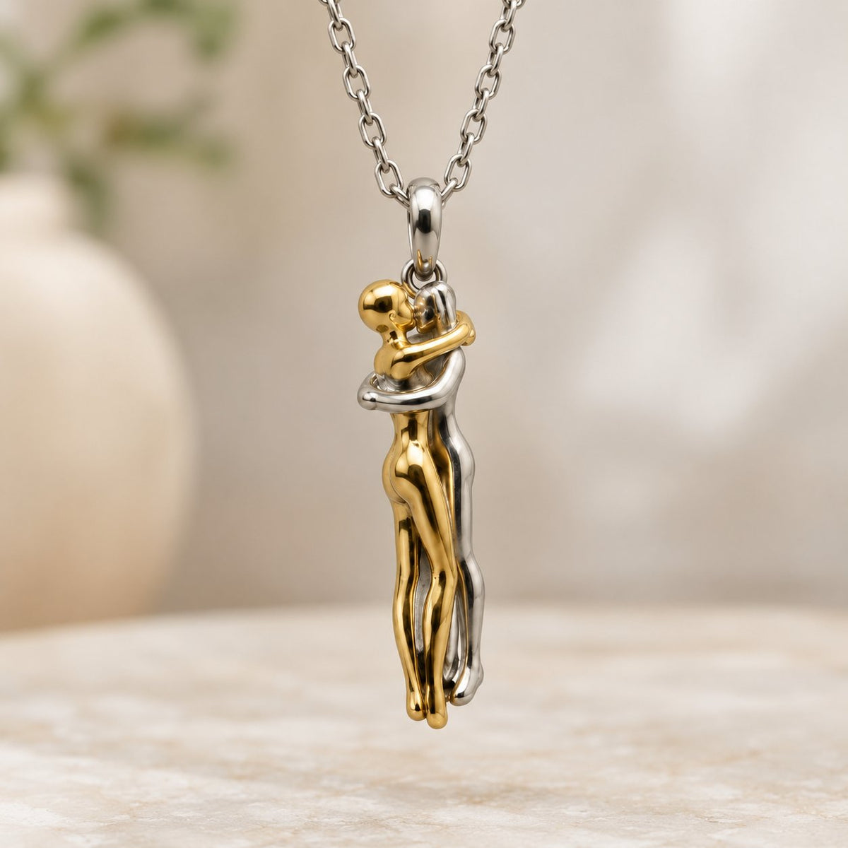 situation — Collana Abbraccio Infinito – Due Figure Strette in un Abbraccio