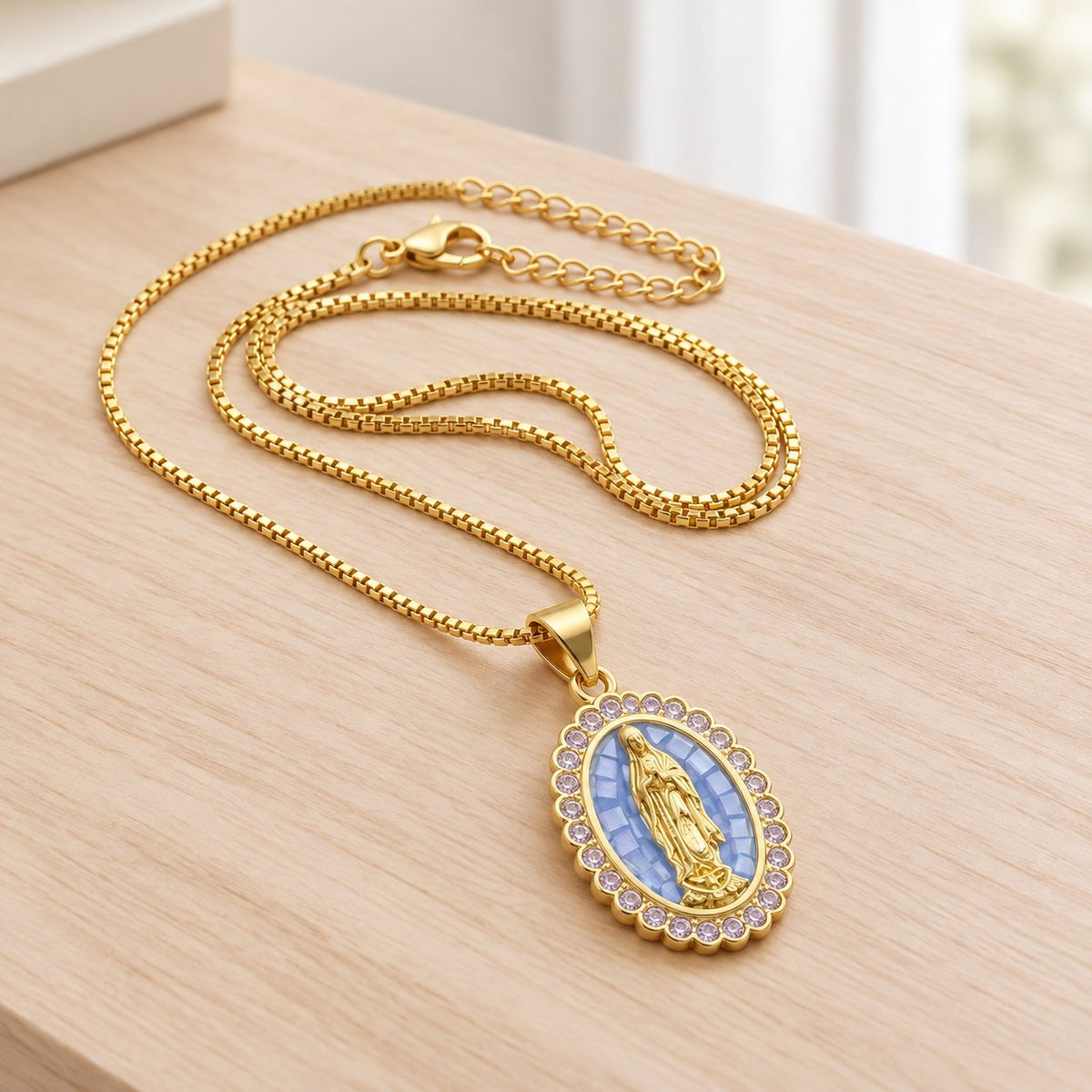 situation — Collana Madonna di Guadalupe – Medaglione Dorato con Zirconi e Confezione Regalo