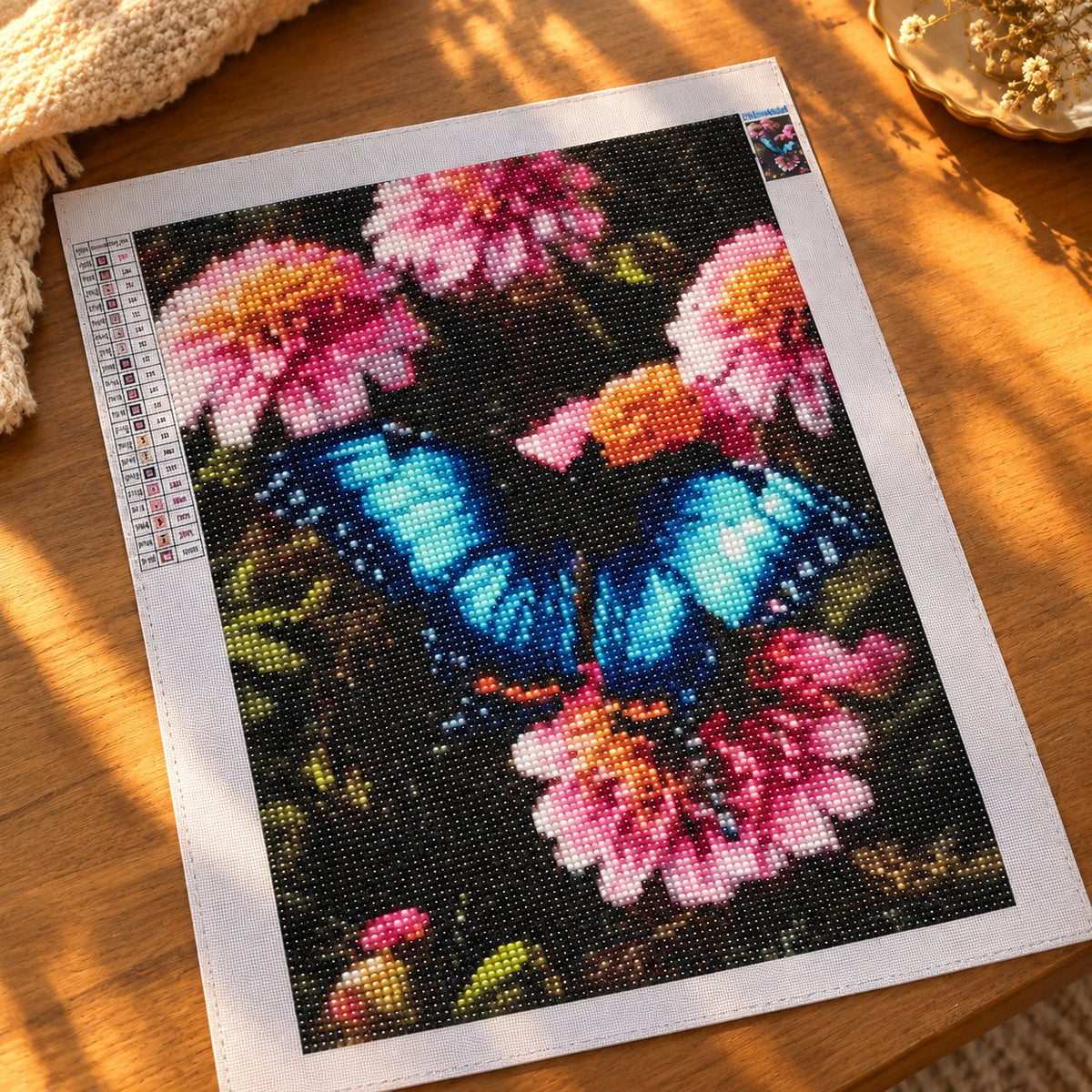 situation — Kit Pittura Diamante 30×40 cm – Farfalla Turchese tra i Fiori Rosa