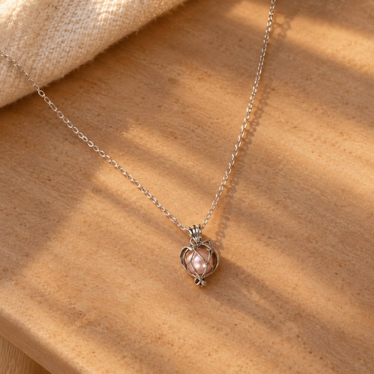 situation — Collana Cuore di Perla – Ciondolo a Gabbia con Perla Rosa