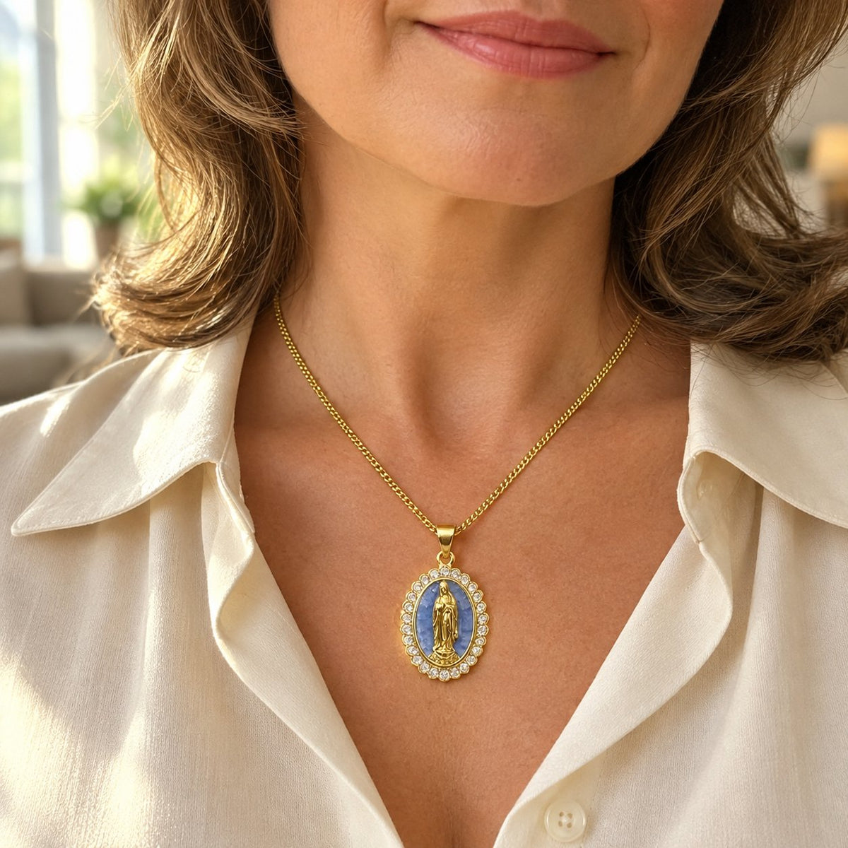 situation — Collana Madonna di Guadalupe – Medaglione Dorato con Zirconi e Confezione Regalo