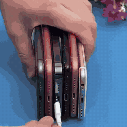 Il supporto wireless in azione: appoggi il telefono e si ricarica