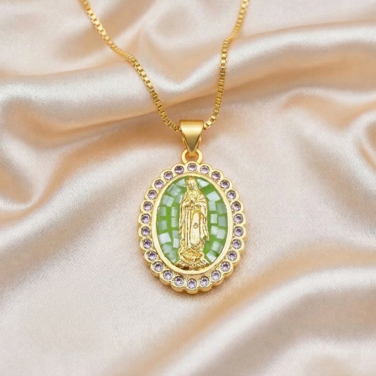 couleur Verde — Collana Madonna di Guadalupe – Medaglione Dorato con Zirconi e Confezione Regalo