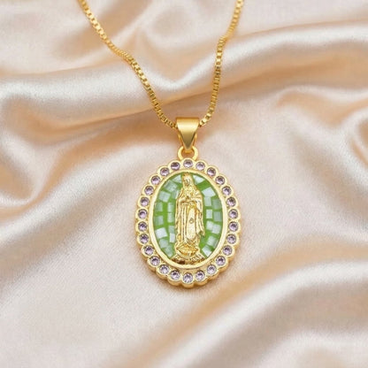 couleur Verde — Collana Madonna di Guadalupe – Medaglione Dorato con Zirconi e Confezione Regalo